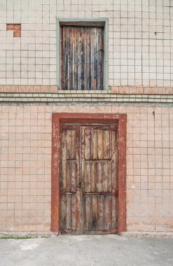 Eski bir evin cephesi