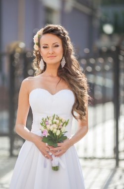 açık havada bir şehirde güzel bir gelin