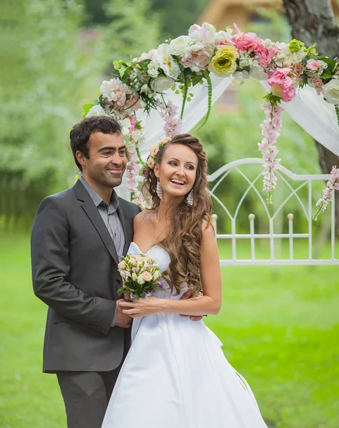 Happy bride and groom on their wedding — Stock Photo, Image