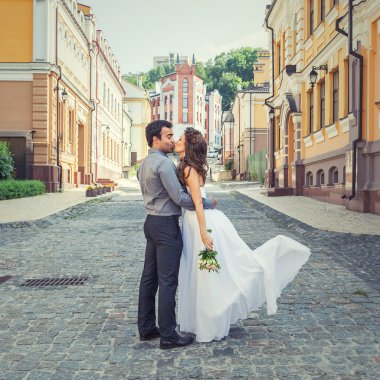 güzel genç gelin ve damat onların düğün günü City