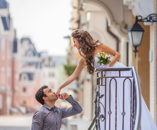 Beautiful young bride and groom on their wedding day in city — Stock Photo, Image