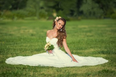 açık havada bir glade içinde güzel bir kadın