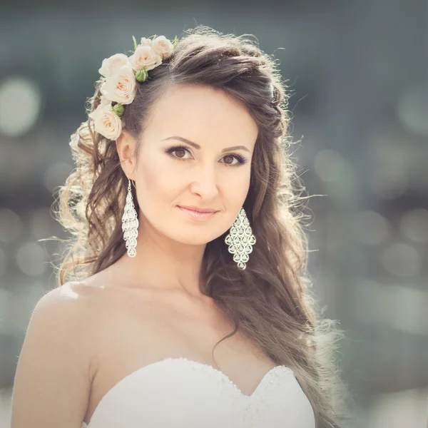 Beautiful woman outdoors in a city — Stock Photo, Image