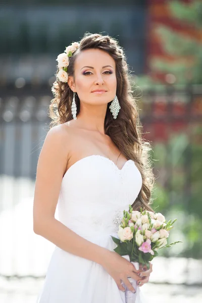 Beautiful woman outdoors in a city — Stock Photo, Image