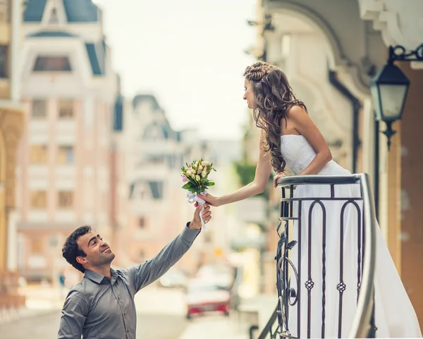 Mooie jonge bruid en bruidegom op hun trouwdag in stad — Stockfoto