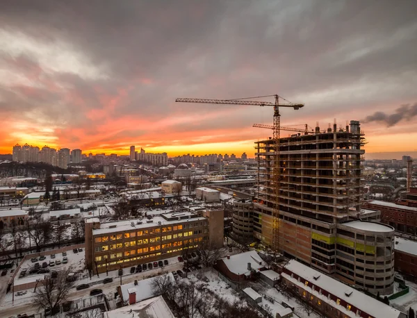 Paisaje urbano de invierno al atardecer — Foto de Stock