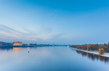 gece şehir Nehri üzerinde