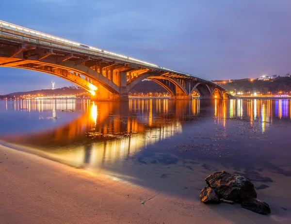 Kiev metro bron på natten — Stockfoto