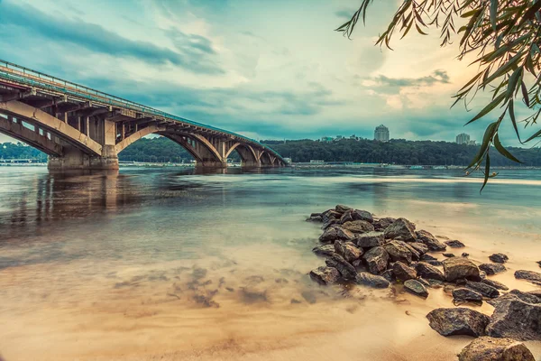 Puente del Metro de Kiev por la noche — Foto de Stock