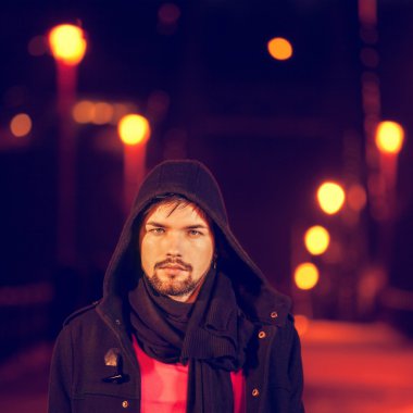 젊은 잘생긴 남자, 패션 모델의 초상화. 야외 촬영