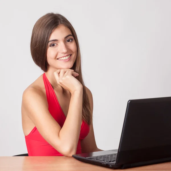 Krásný obchodní žena s laptopem — Stock fotografie