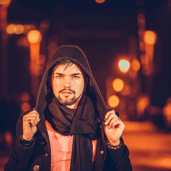 Porträt eines jungen, gut aussehenden Mannes, Modell der Mode. Schüsse im Freien — Stockfoto