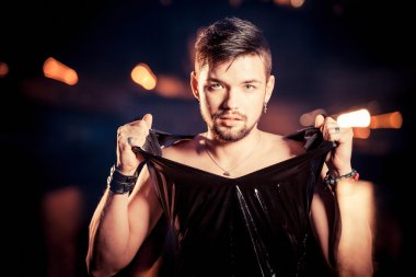 젊은 잘생긴 남자, 패션 모델의 초상화. 야외 촬영