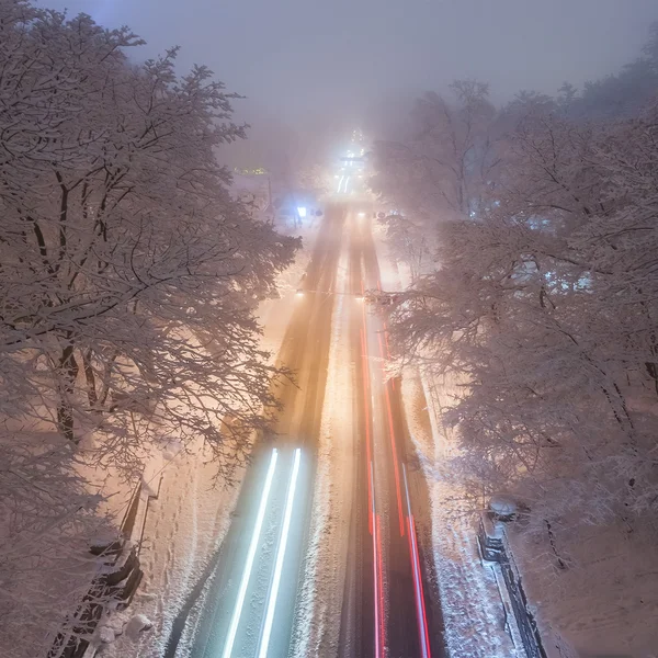 Снежная буря, метели на дорогах и большое количество пробок в ночном городе — стоковое фото