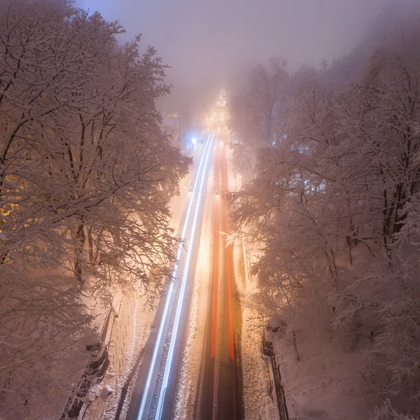 Tempestade de neve, estradas escorregadias e muito tráfego na cidade noturna — Fotografia de Stock