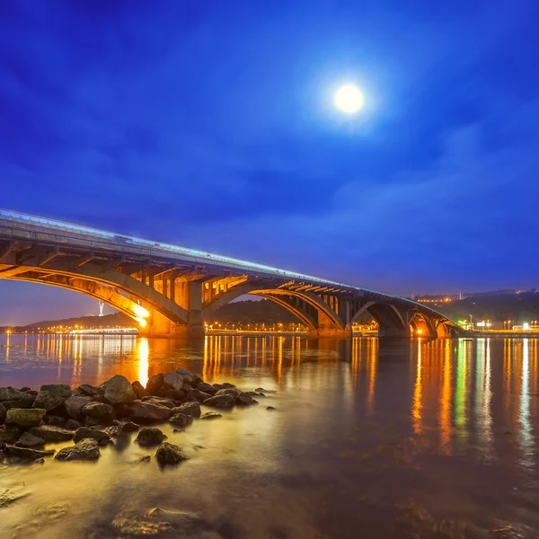 Puente del Metro de Kiev por la noche — Foto de Stock