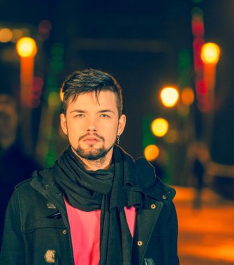 젊은 잘생긴 남자, 패션 모델의 초상화. 야외 촬영