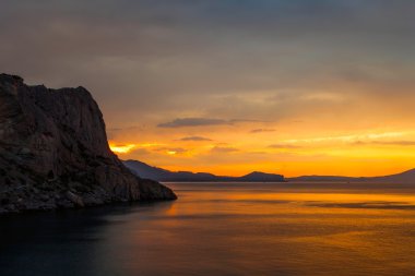 Golden sunset bulvarında deniz ve dağ manzaralı