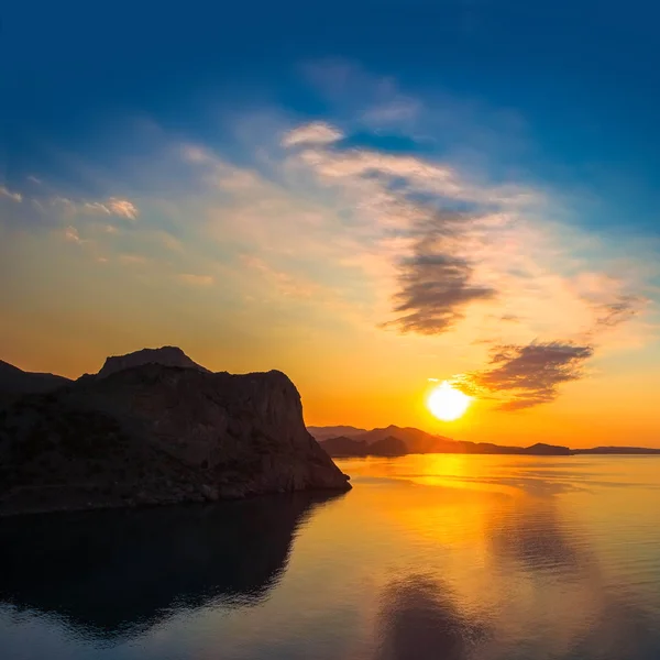 Golden sunset on the sea and mountain view — Stock Photo, Image