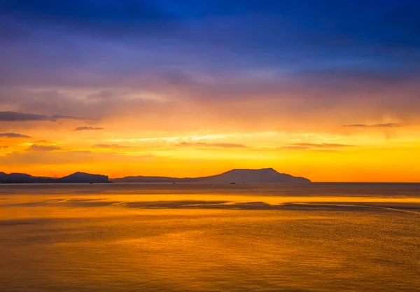 Zlatý západ slunce na moři a mountain view — Stock fotografie