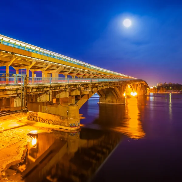 Puente de metro de invierno Kiev por la noche — Foto de Stock