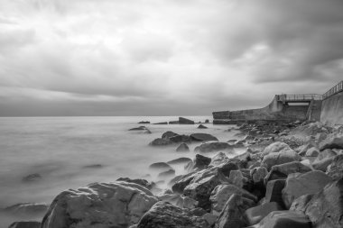 taşlar ile siyah beyaz deniz manzarası sahne. Kırım. Ukrayna.