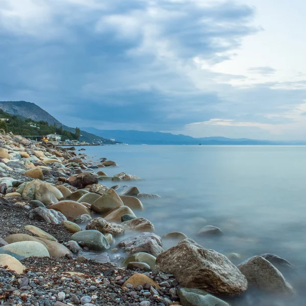 Море і скеля на заході сонця . — стокове фото