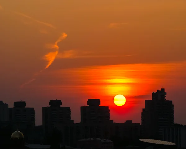Solnedgång över kiev city. Ukraina. — Stockfoto