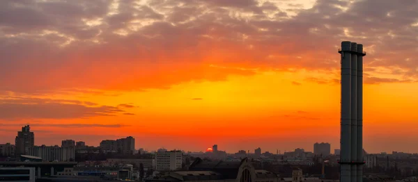 Tidig morgon mångfärgade sommaren soluppgång i staden. Kiev. Ukraina. — Stockfoto