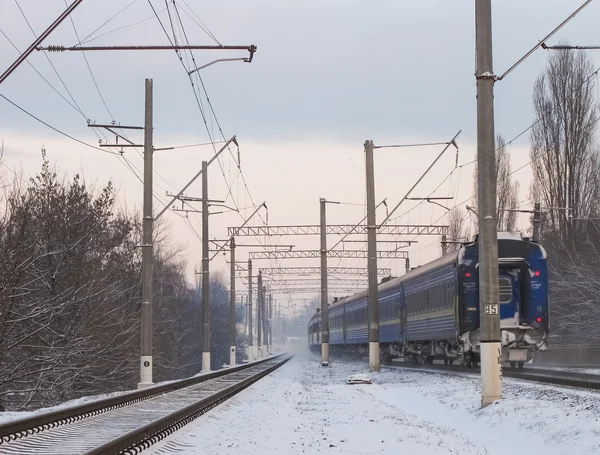 Personenzug in winterlicher Landschaft. Ukrainische Eisenbahn — Stockfoto