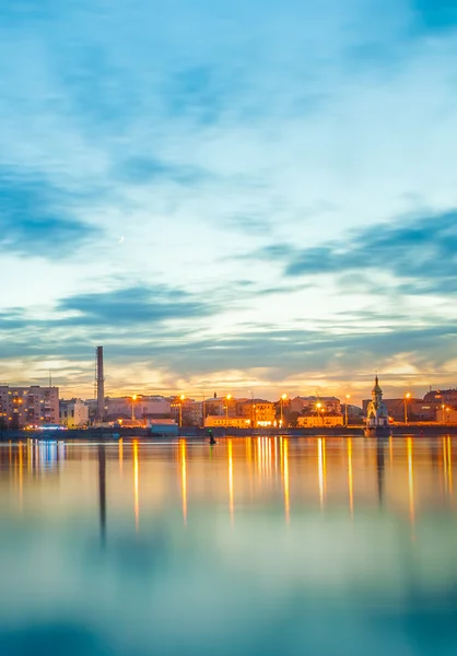 Kvällen stadsbilden med floden. Ukraina. Kiev. — Stockfoto