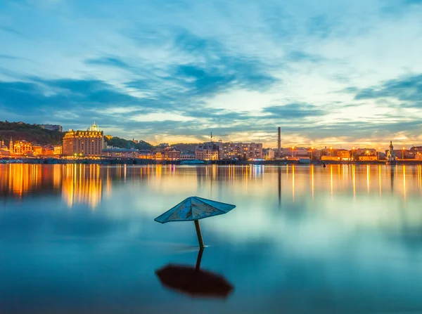 Nehir ile cityscape akşam. Ukrayna. Kiev. — Stok fotoğraf