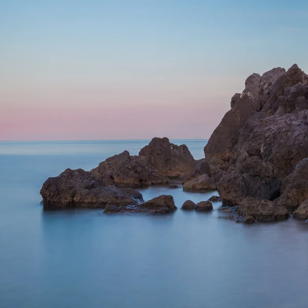 Minimalistyczny mglisty krajobraz. Ukraina. Długa ekspozycja fotografii — Zdjęcie stockowe