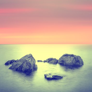 minimalist deniz manzarası. kıyı gündoğumu.