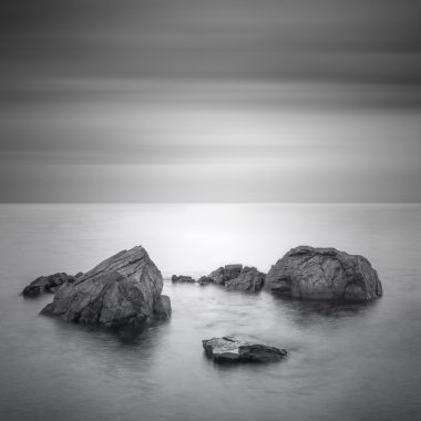 siyah & beyaz minimalist deniz kaya ile. Karadeniz.