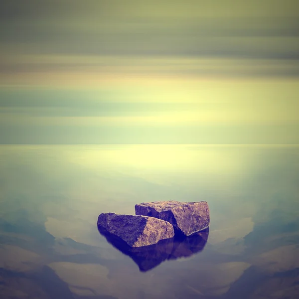minimalist deniz manzarası. kıyı gündoğumu.