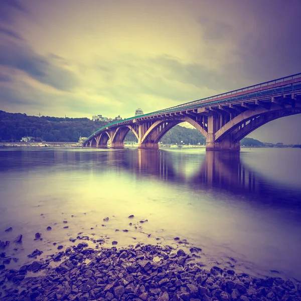 Kiev metro bridge på kvällen — Stockfoto