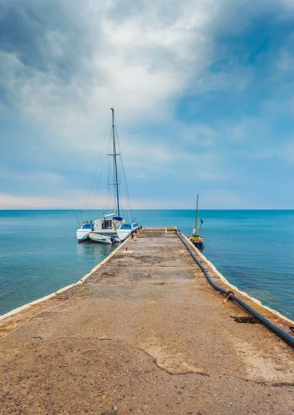 Paisaje marino con barco y yate —  Fotos de Stock