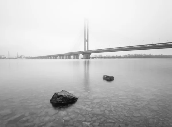 Zuid-brug in mist. Oekraïne. Kiev. — Stockfoto