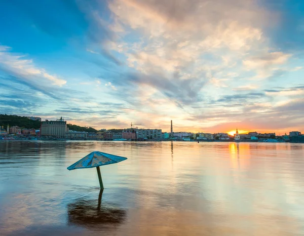 Kvällen stadsbilden med floden och paraply — Stockfoto