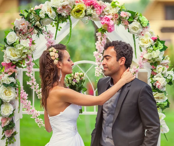 Noiva feliz e noivo em seu casamento — Fotografia de Stock