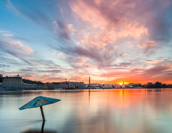 川と傘を持つ夕方都市景観 — ストック写真