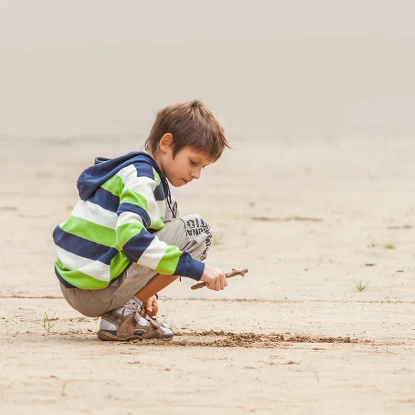 Junge beim Spielen — Stockfoto