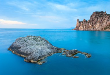 minimalist deniz manzarası. kıyı gündoğumu. Ukrayna. Kırım.