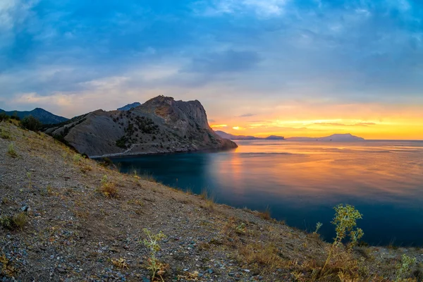 Coucher de soleil doré en mer — Photo