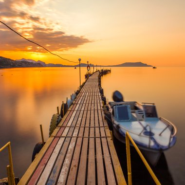 Denizde altın gün batımı