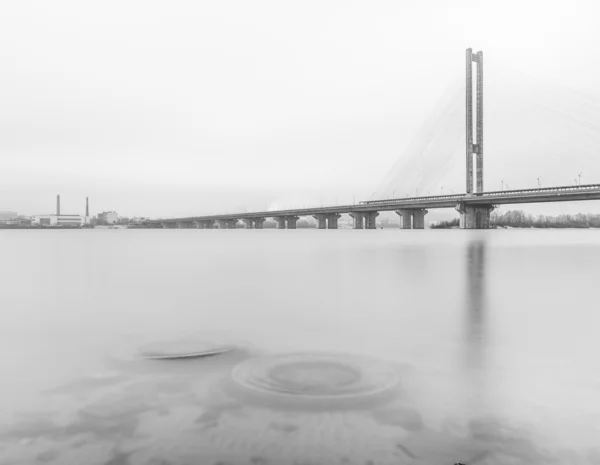 キエフの南橋をケーブルとどまった — ストック写真