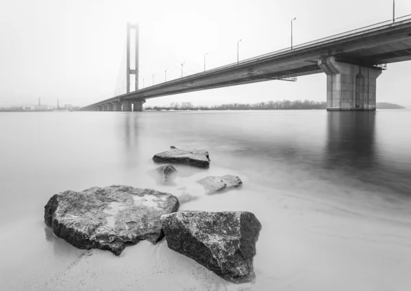 Snedkabelbro söderna överbryggar i kiev — Stockfoto