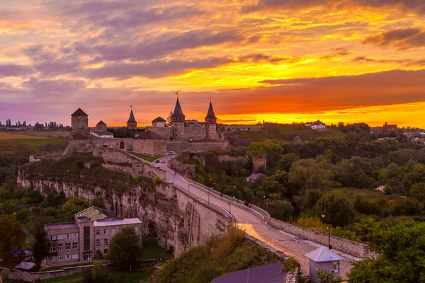 Cidade da Noite. Distrito Histórico Kamyanets-Podolsky City. Ucrânia — Fotografia de Stock