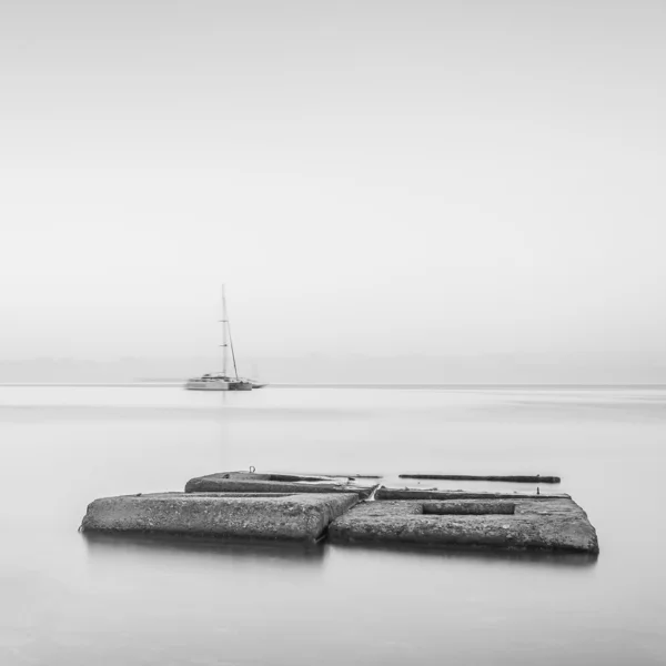 Μαύρο & λευκό μινιμαλιστικό Θαλασσογραφία με πλοίο και βράχια. Μαύρη Θάλασσα. — Φωτογραφία Αρχείου